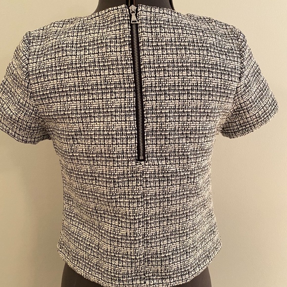 Express Crop Woven Top - Picture 3 of 4